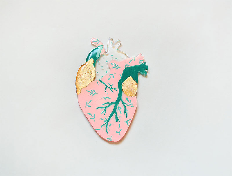 heart_ioana_petre_pink_roz_brosa_brooch_golden_leaf_acrylic_resin_inima_roz_leaves ioana petre brosa naive